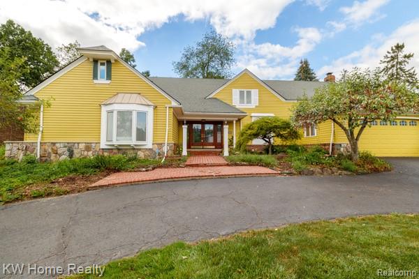front view picture of 4568 Rolling Ridge Rd, West Bloomfield, MI. 48323
