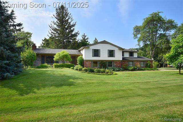 front view picture of 1749 Timson Ln, Bloomfield Hills, MI. 48302