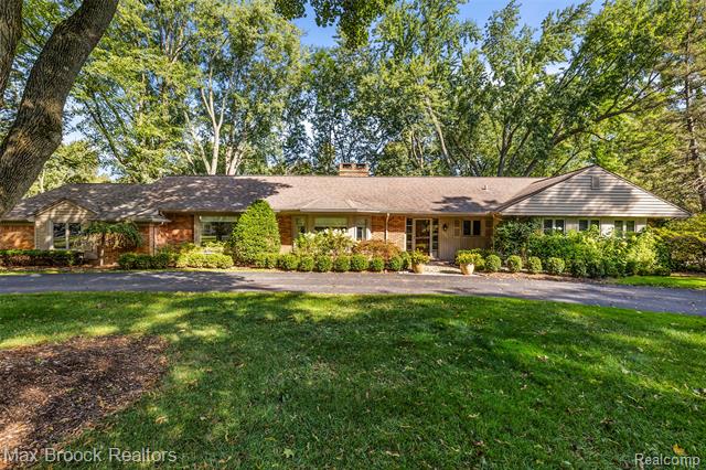 front view picture of 249 Warrington Rd, Bloomfield Hills, MI. 48304