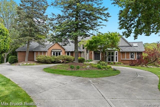 front view picture of 4395 Hickory Ct, West Bloomfield, MI. 48323