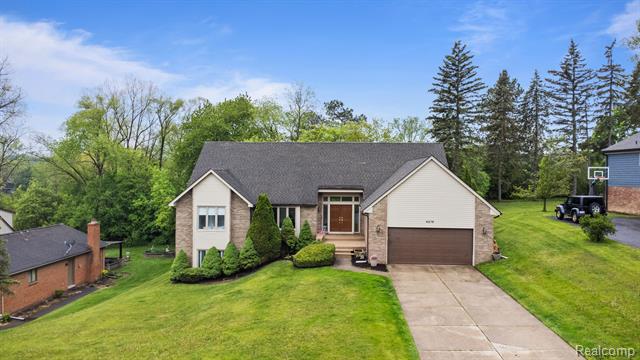 front view picture of 4578 Pine Village Dr, West Bloomfield, MI. 48323