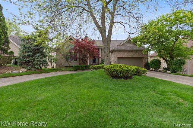 front view picture of 4958 Countryside Dr, West Bloomfield, MI. 48323