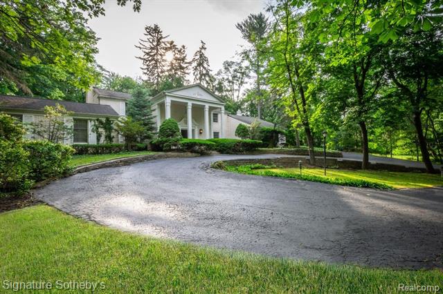 front view picture of 469 Goodhue Rd, Bloomfield Hills, MI. 48304