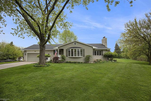 front view picture of 3162 Mcclure Dr, Troy, MI. 48084