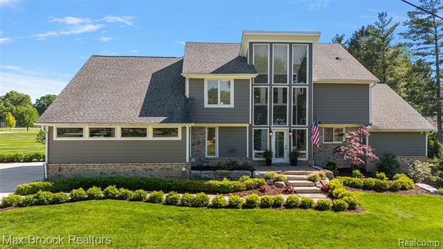 front view picture of 1933 Lone Pine Rd, Bloomfield Hills, MI. 48302