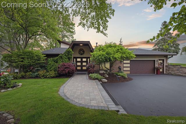 front view picture of 4749 Tara Ct, West Bloomfield, MI. 48323