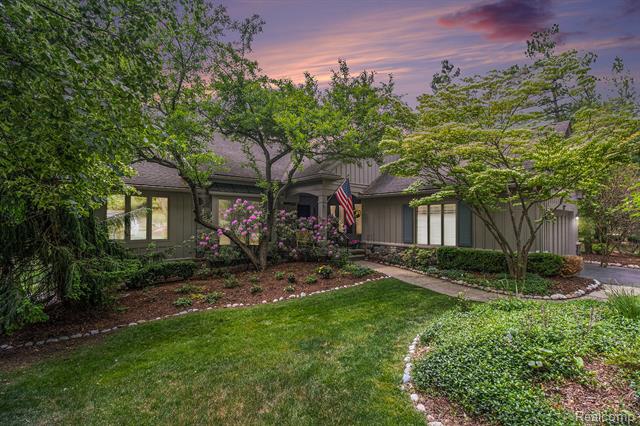 front view picture of 4825 Mirror Lake Dr, West Bloomfield, MI. 48323