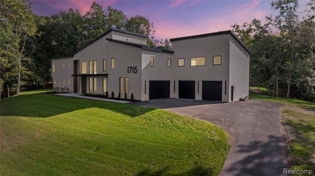 front view picture of 1715 Lone Pine Rd, Bloomfield Hills, MI. 48302