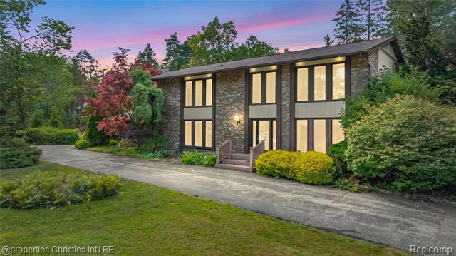 front view picture of 4724 Tara Ct, West Bloomfield, MI. 48323