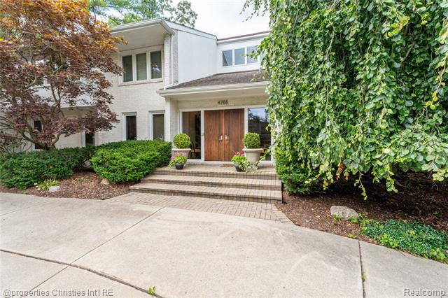 front view picture of 4768 Wendrick Dr, West Bloomfield, MI. 48323