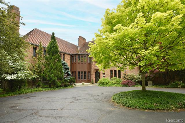 front view picture of 460 Goodhue Rd, Bloomfield Hills, MI. 48304