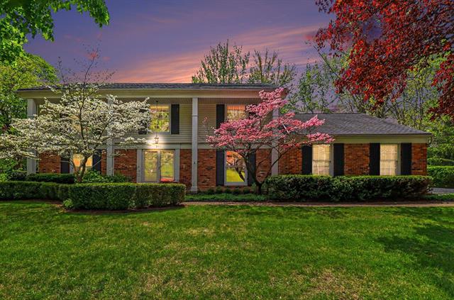 front view picture of 910 S Shady Hollow Cir, Bloomfield Hills, MI. 48304