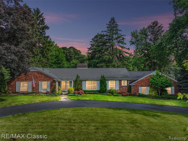 front view picture of 830 Jonathan Ln, Bloomfield Hills, MI. 48302
