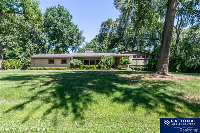 front view picture of 4933 Malibu Dr, Bloomfield Hills, MI. 48302