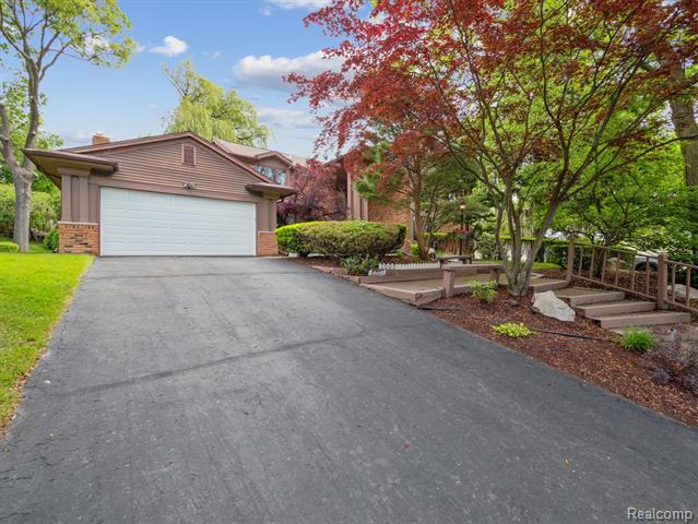 front view picture of 4677 Rolling Ridge Rd, West Bloomfield, MI. 48323