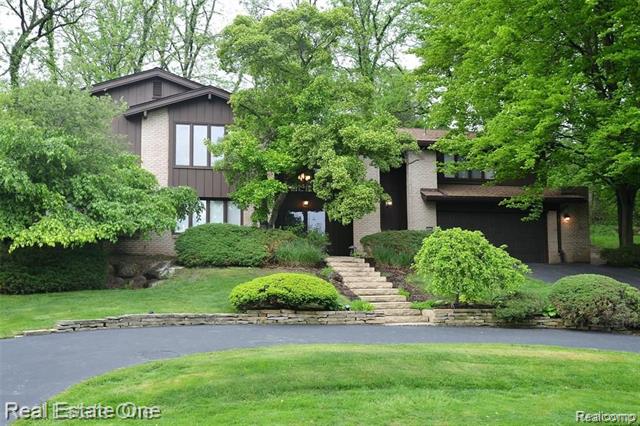front view picture of 3058 Bloomfield Park Dr, West Bloomfield, MI. 48323