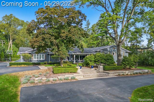 front view picture of 4906 Charing Cross Rd, Bloomfield Hills, MI. 48304
