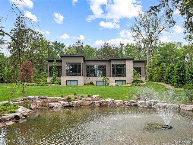 front view picture of 4890 Charing Cross Rd, Bloomfield Hills, MI. 48304