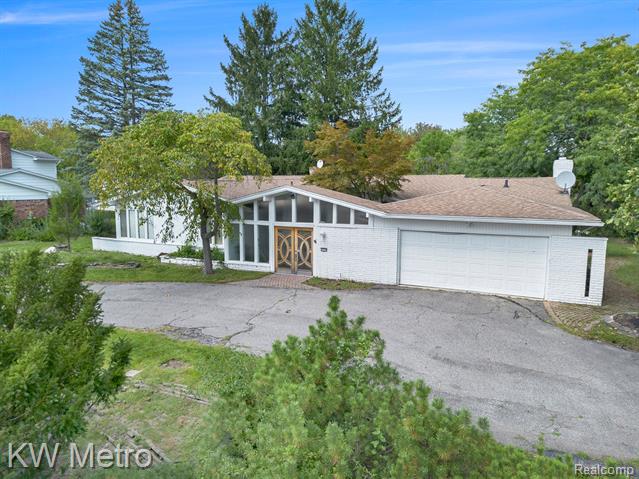 front view picture of 3352 Bloomfield Shore Dr, West Bloomfield, MI. 48323