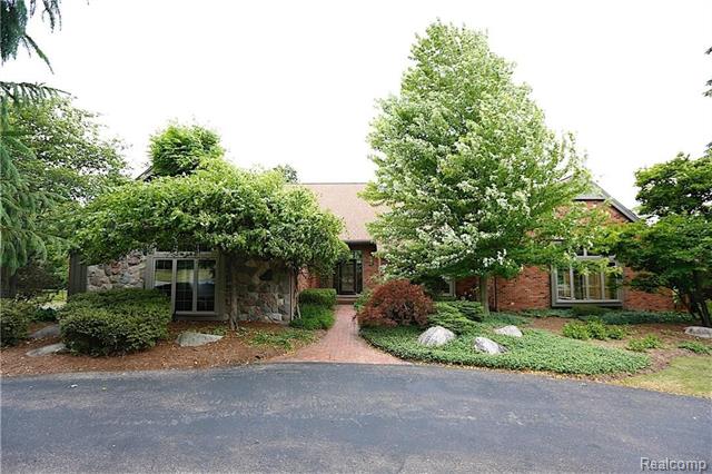 front view picture of 4489 Cranbrook Trl, West Bloomfield, MI. 48323
