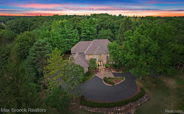 front view picture of 60 Kingsley Manor Dr, Bloomfield Hills, MI. 48304