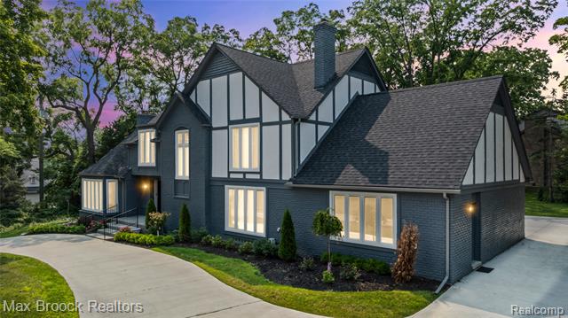 front view picture of 4490 Strathdale Ln, West Bloomfield, MI. 48323