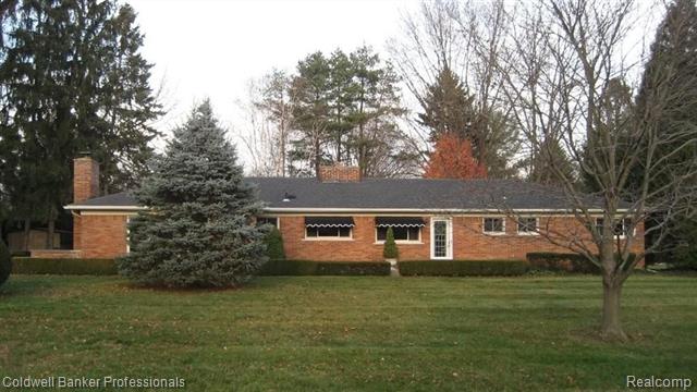 front view picture of 571 Yorkton Ln, Bloomfield Hills, MI. 48304