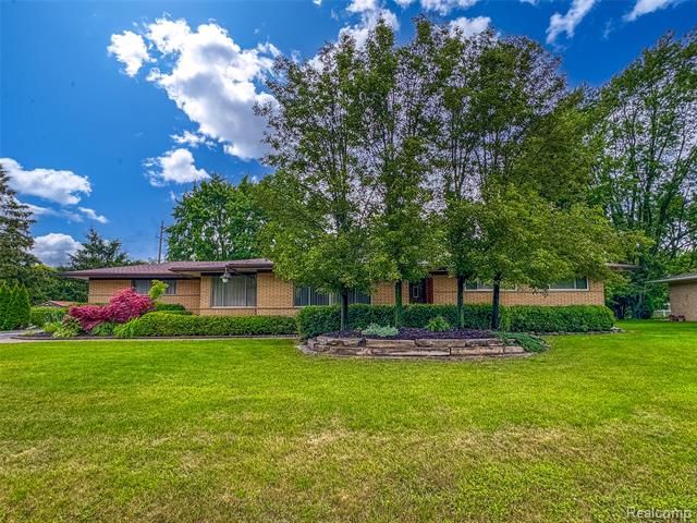 front view picture of 2558 Avonhurst Dr, Troy, MI. 48084