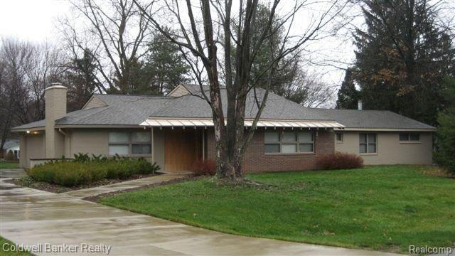 front view picture of 561 Yorkton Ln, Bloomfield Hills, MI. 48304