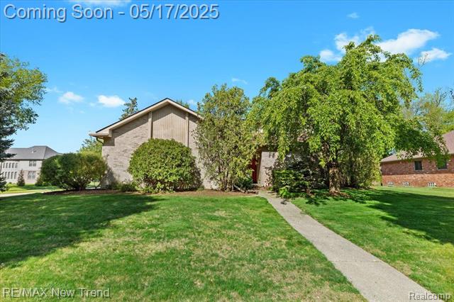 front view picture of 3875 Wayfarer Dr, Troy, MI. 48083
