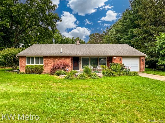 front view picture of 4096 Chestnut Hill Dr, Troy, MI. 48098