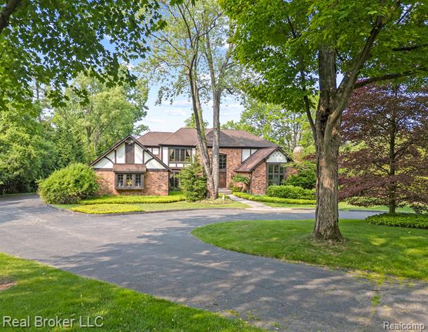 front view picture of 1299 Orchard Ridge Rd, Bloomfield Hills, MI. 48304