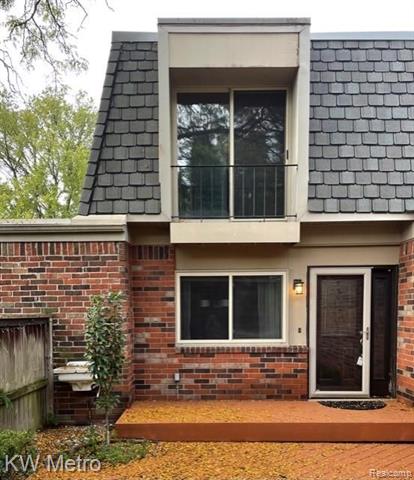 front view picture of 1012 Stratford Pl, Bloomfield Hills, MI. 48304