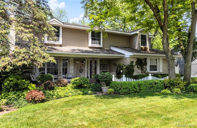 front view picture of 3825 Estates Dr, Troy, MI. 48084