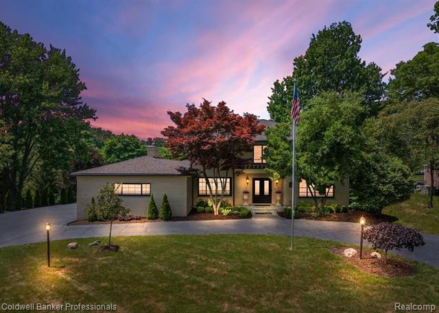 front view picture of 4462 Barchester Dr, Bloomfield Hills, MI. 48302
