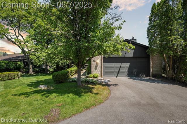 front view picture of 4279 Wabeek Lake Dr S, Bloomfield Hills, MI. 48302
