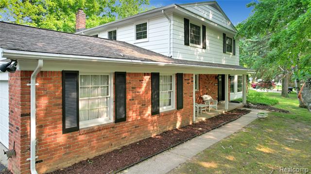 front view picture of 4301 Macqueen Dr, West Bloomfield, MI. 48323