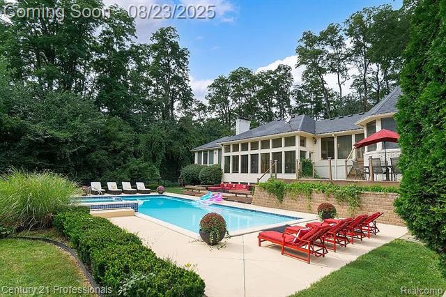 front view picture of 4225 Village Ct, West Bloomfield, MI. 48323