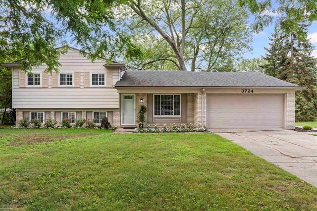 front view picture of 3724 Horseshoe Dr, Troy, MI. 48083