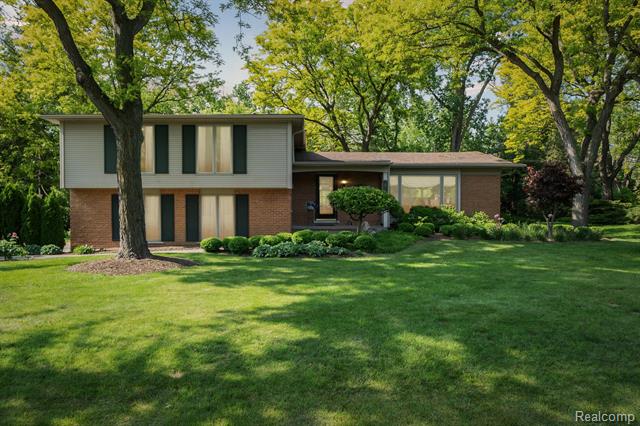 front view picture of 2650 Binbrooke Dr, Troy, MI. 48084
