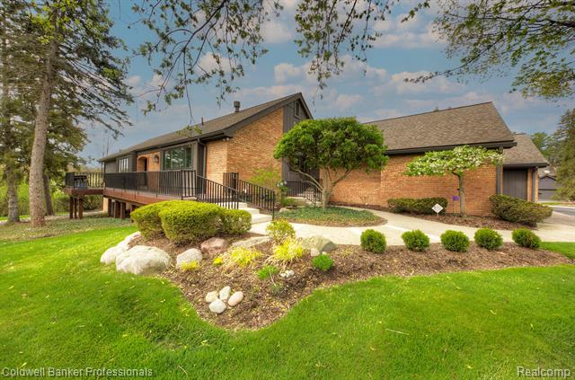 front view picture of 1921 Pine Ridge Ln, Bloomfield Hills, MI. 48302