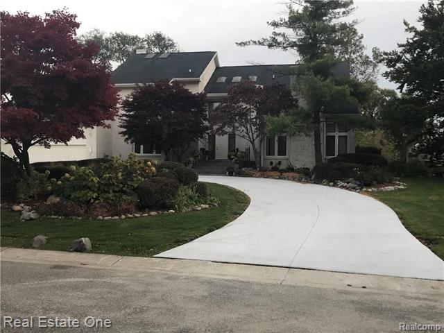 front view picture of 4197 Strathdale Ln, West Bloomfield, MI. 48323