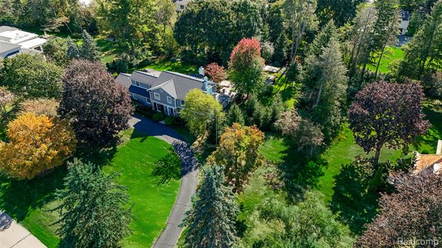 front view picture of 341 Keswick Rd, Bloomfield Hills, MI. 48304