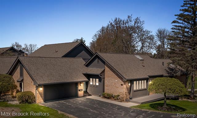 front view picture of 1920 Pine Ridge Ln, Bloomfield Hills, MI. 48302