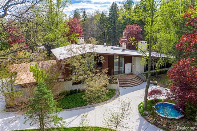 front view picture of 1125 Eton Cross Rd, Bloomfield Hills, MI. 48304