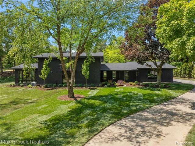 front view picture of 4340 Charing Cross Rd, Bloomfield Hills, MI. 48304