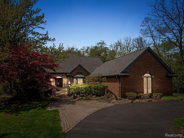 front view picture of 1347 N Carillon Ct, Bloomfield Hills, MI. 48302
