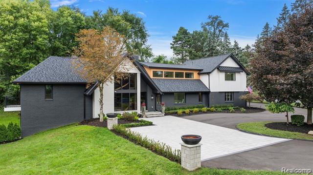 front view picture of 1367 W Long Lake Rd, Bloomfield Hills, MI. 48302