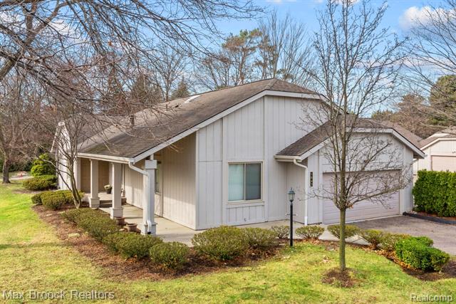 front view picture of 1843 Golf Ridge Dr, Bloomfield Hills, MI. 48302