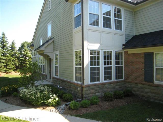 front view picture of 2027 Applewood, Troy, MI. 48085